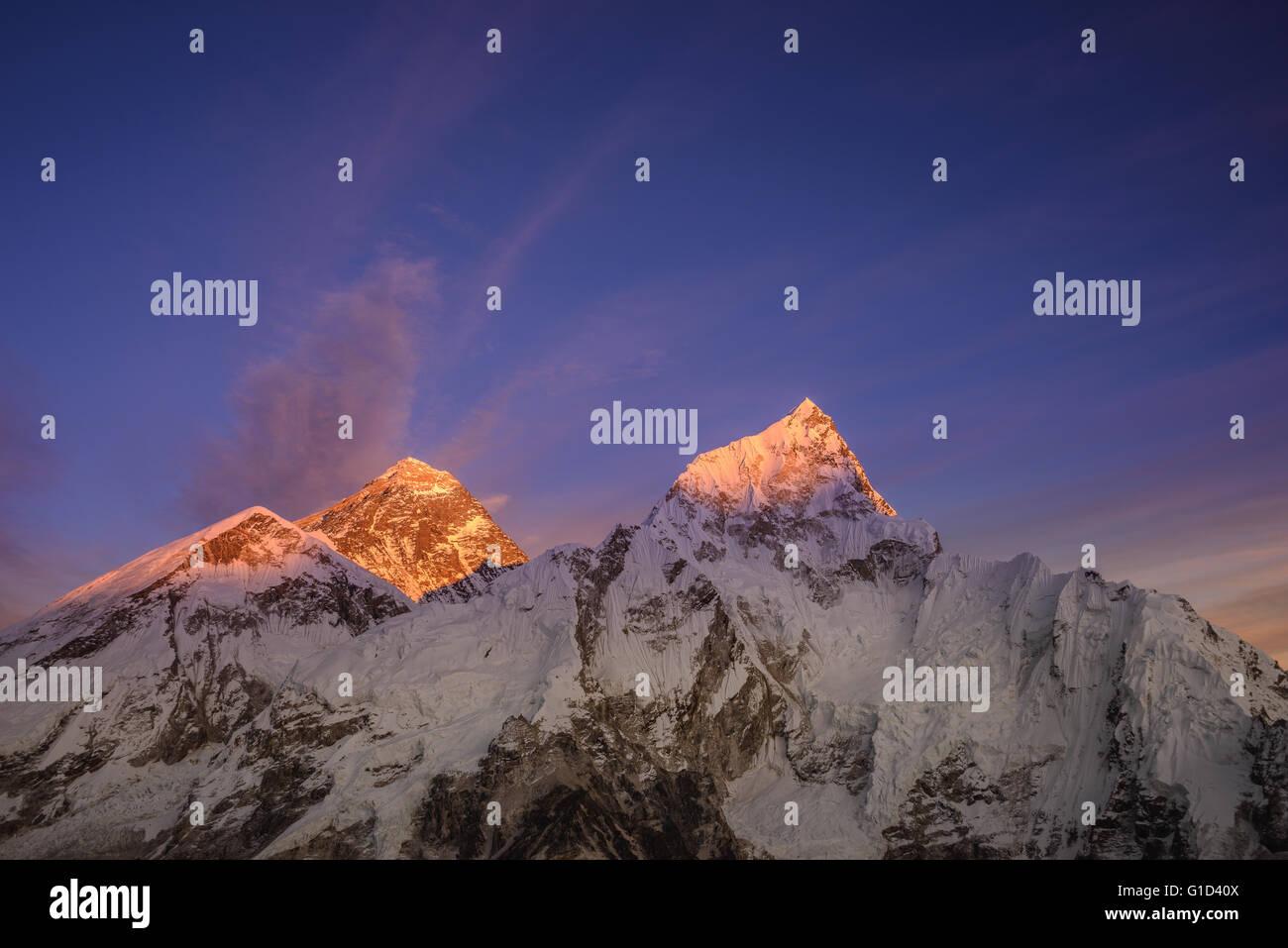 Alpen Glühen über das Gesicht des Mt. Everest und Nuptse Berg während des Sonnenuntergangs im Himalaya Stockfoto