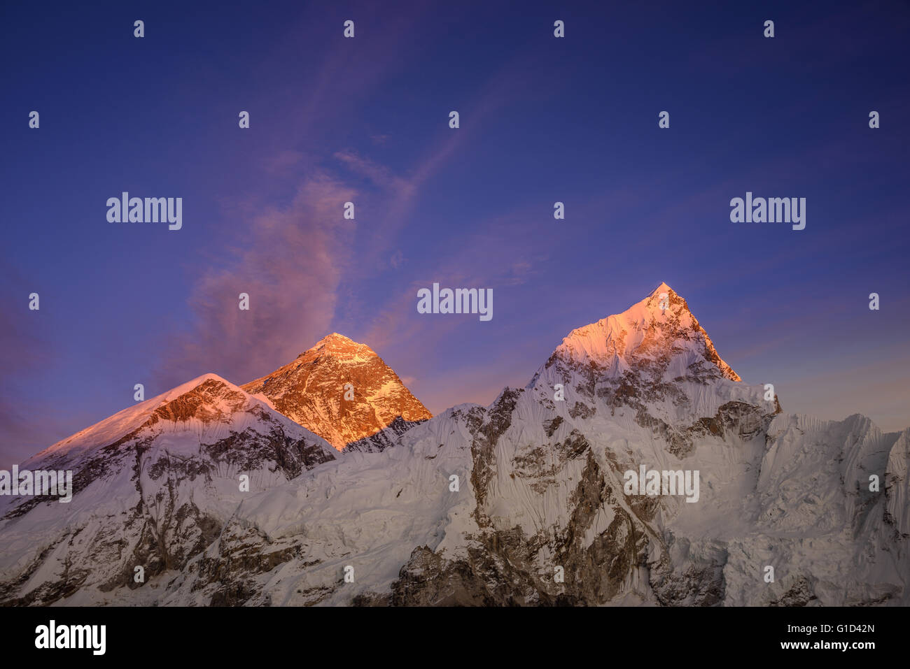 Alpen Glühen über das Gesicht des Mt. Everest und Nuptse Berg während des Sonnenuntergangs im Himalaya Stockfoto