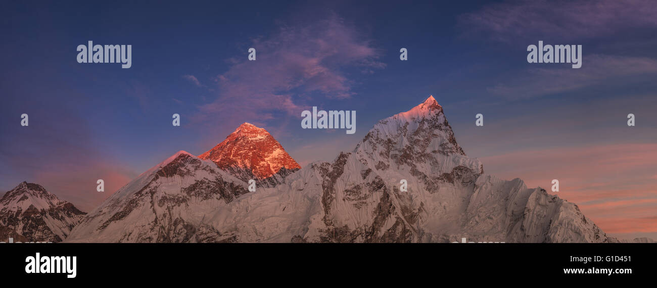 Letzten Licht des Tages über die Gipfel des Mt. Everest und Mt Nuptse; ein 16 Schuss Panorama vom Gipfel des Kala Patthar 5550 m Stockfoto