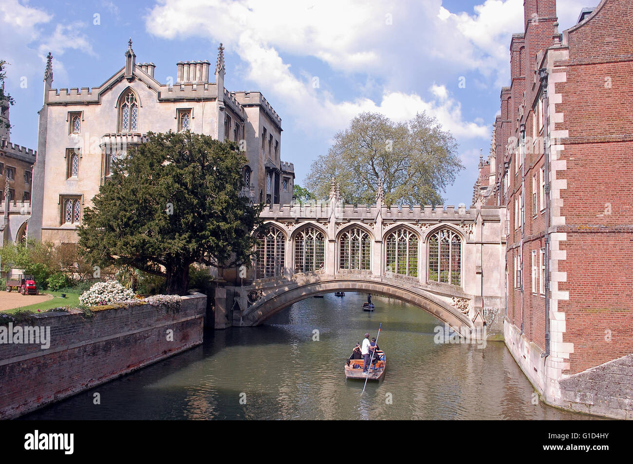 Stocherkähne Unterquerung der Seufzerbrücke an Str. Johns Hochschule, Cambridge University, England UK Stockfoto