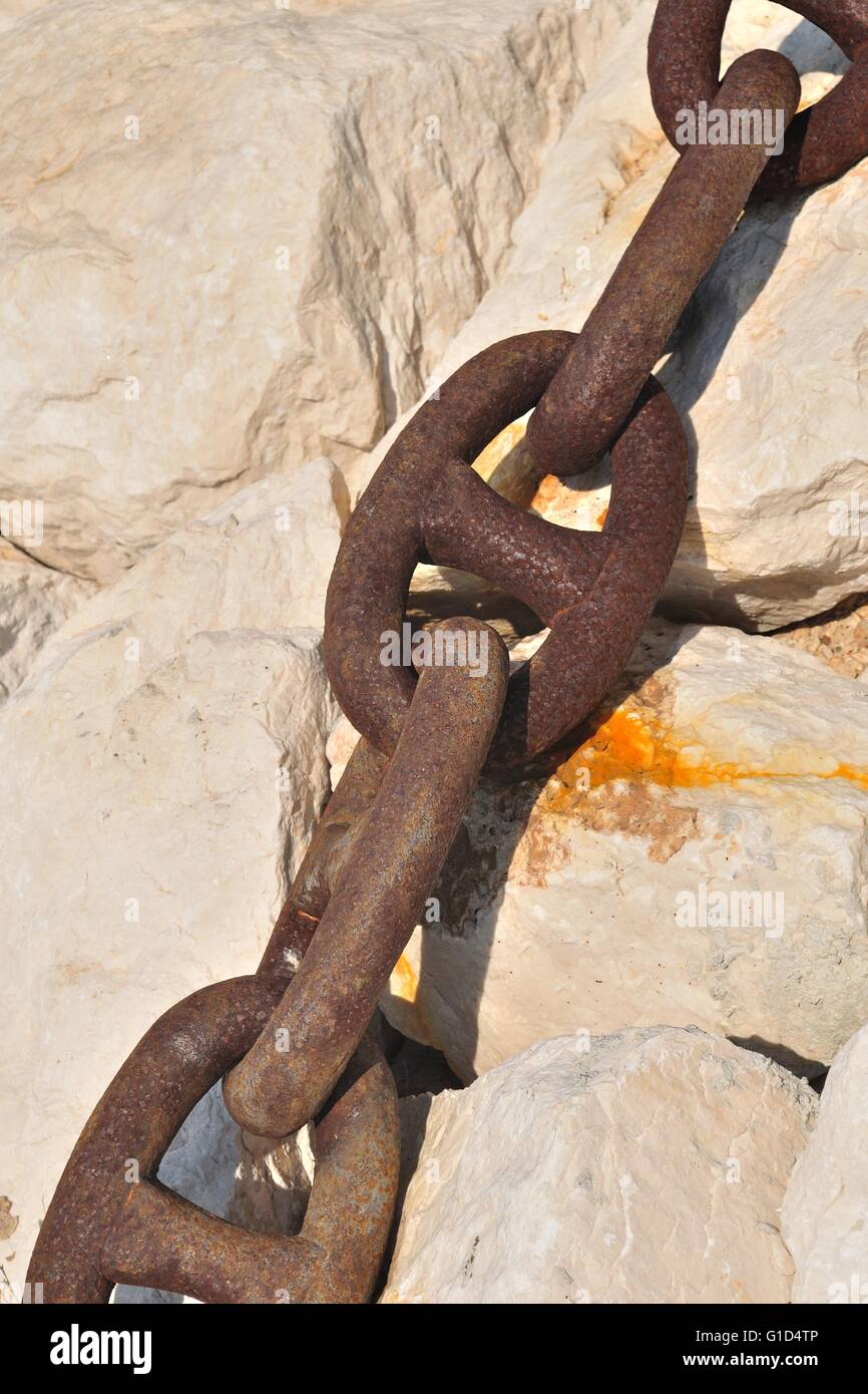 Detailansicht des alten rostigen Schiff Kette auf Stein Stockfoto