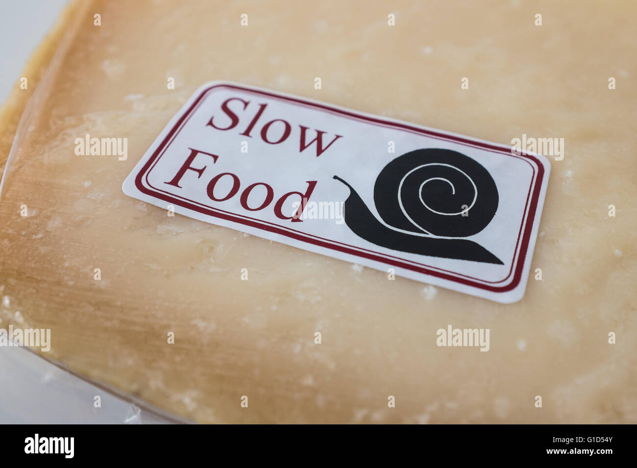 Langsam essen-Zeichen auf einem hausgemachten Käse Stockfoto