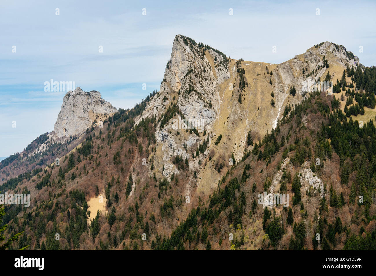 Lanfonnet (rechts) und Dents de Lanfon (links) Berge See von Annecy, Haute-Savoie, Frankreich Stockfoto