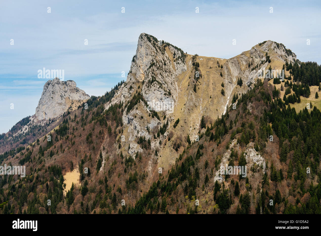 Lanfonnet (rechts) und Dents de Lanfon (links) Berge See von Annecy, Haute-Savoie, Frankreich Stockfoto