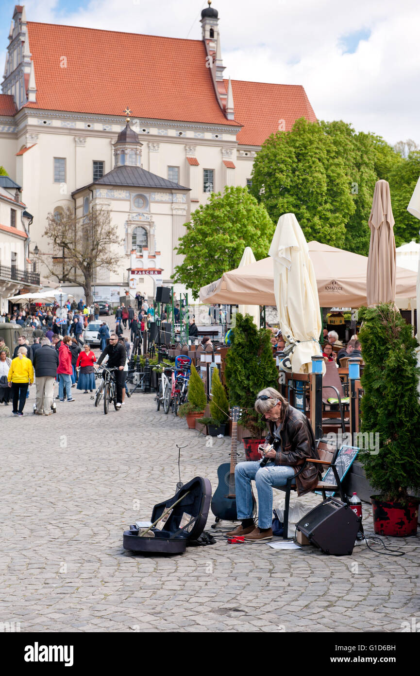 Gitarre-Darsteller in Kazimierz Dolny am Markt Platz, Polen, Europa, böhmische touristischen Reiseziel, Sehenswürdigkeiten. Stockfoto