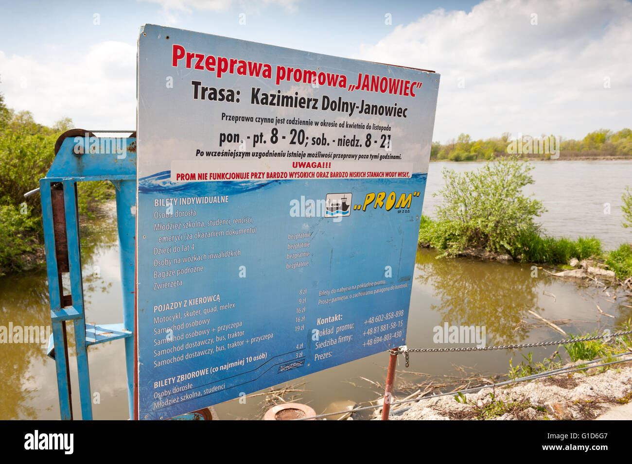 Fähre Schiff überqueren Informationstafel mit Arbeitszeiten und Preise, Kurs von Kazimierz Dolny bis Janowiec in Polen, Europa. Stockfoto