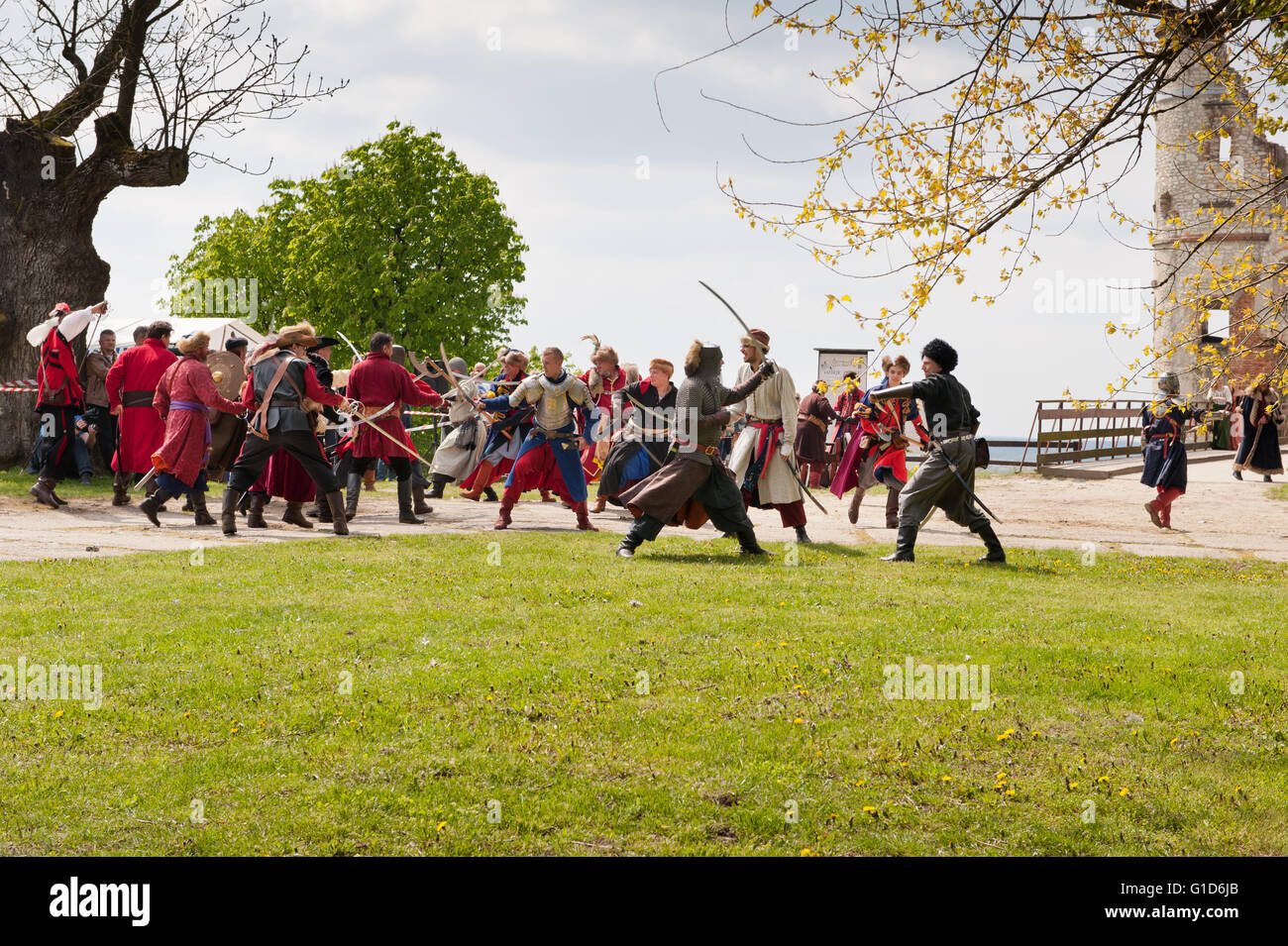 Historische Schlacht Reenactment in Janowiec Burg, schwedischen Angriff Improvisation Event bei Majowka Z Kmicicem Show, Schweden Angriff. Stockfoto