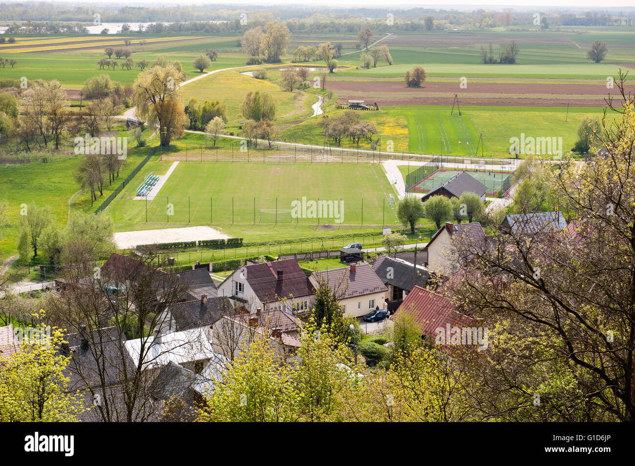 Janowiec Dorf Luftaufnahme vom Schloss-Hügel, beruhigende Landschaft mit grünen Frühlingslandschaft und aktive Erholung. Stockfoto