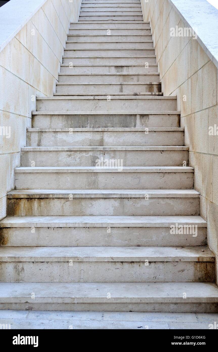 Langen Treppen mit vielen Schritten eines hohen Gebäudes Stockfoto