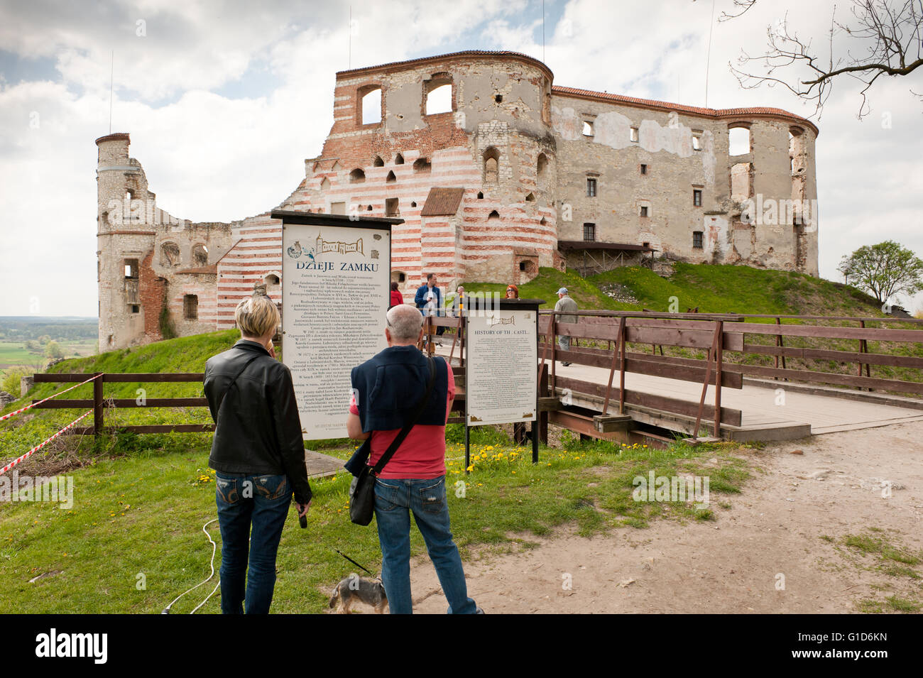 Janowiec Schloss außen und Menschen lesen über Geschichte auf der Besucher-Infotafel vor der Brücke zum Gebäude Stockfoto