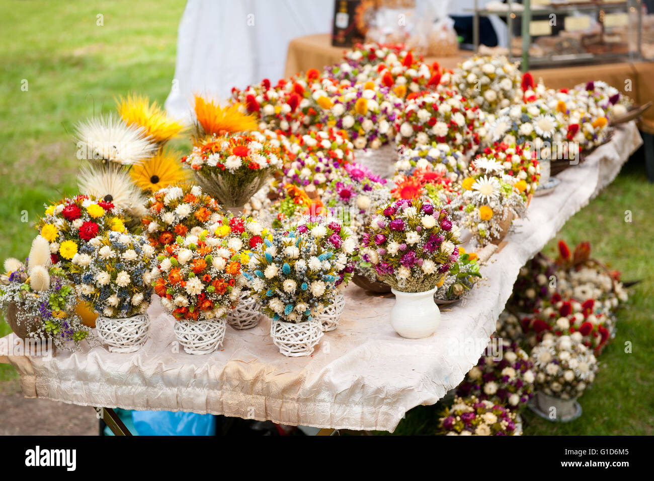 Trockene Blumen Arrangements auf Messe am Maifeiertag Picknick in Janowiec Schloss in Polen, Freizeit während Schweden Invasion Reenactment. Stockfoto