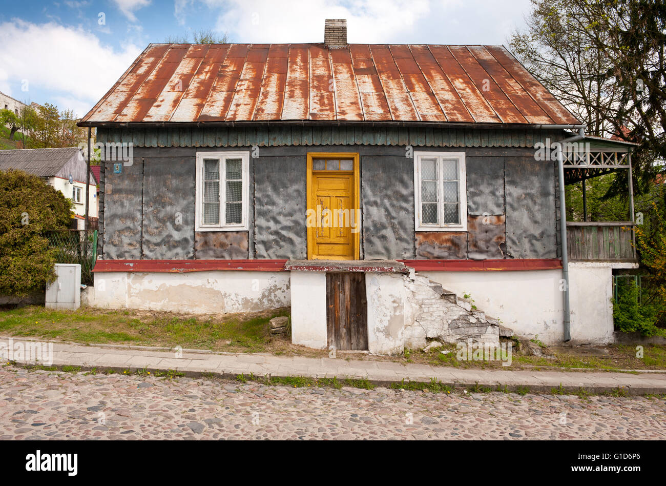 Altes Haus im Dorf Janowiec erneut Street, verwitterte baufällige alten Haus, privaten Grundstück Gebäude außen in Polen. Stockfoto