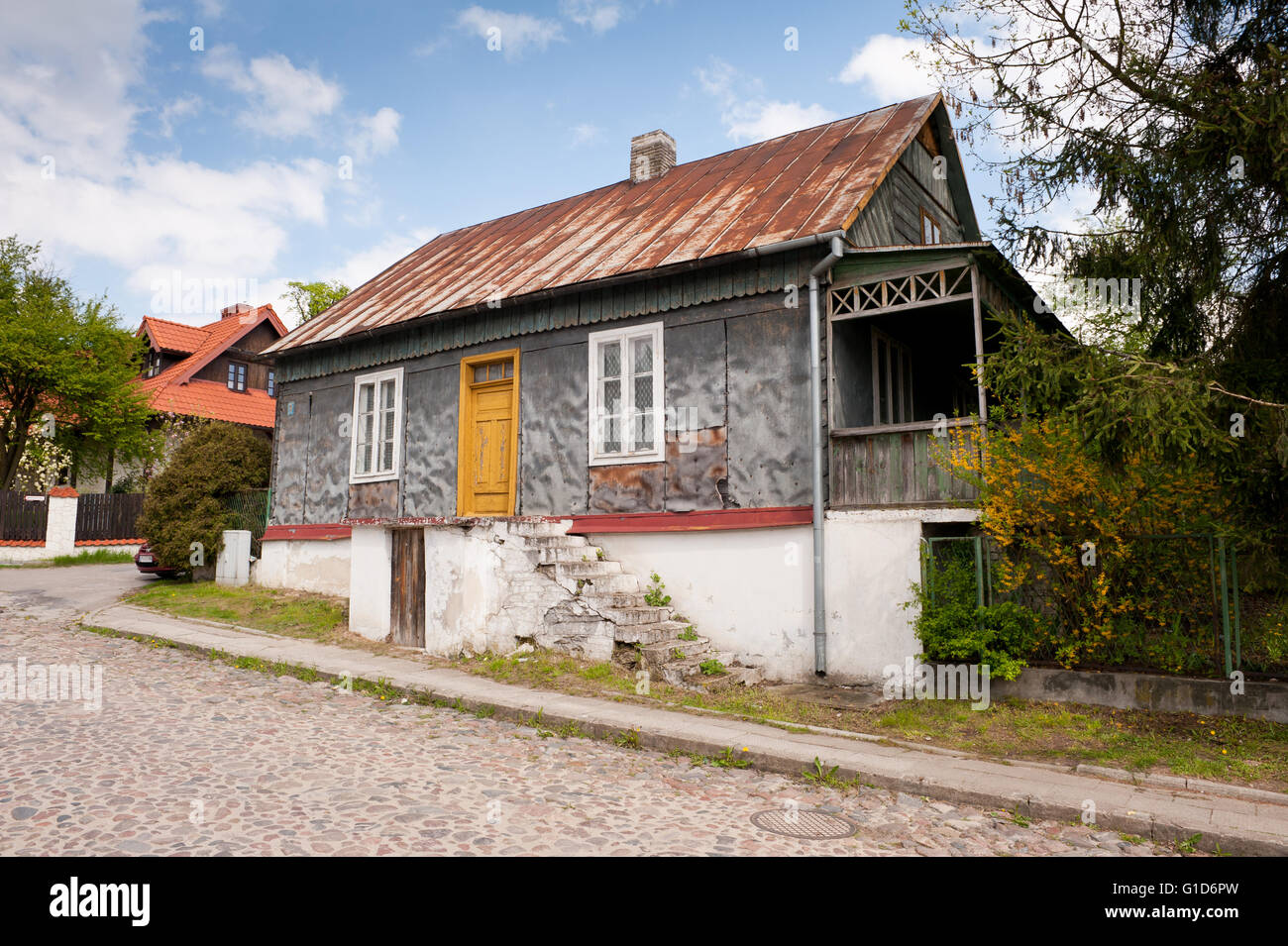 Altes Haus im Dorf Janowiec erneut Street, baufälligen alten verwitterten Architektur, Außenaufnahme von Privateigentum. Stockfoto
