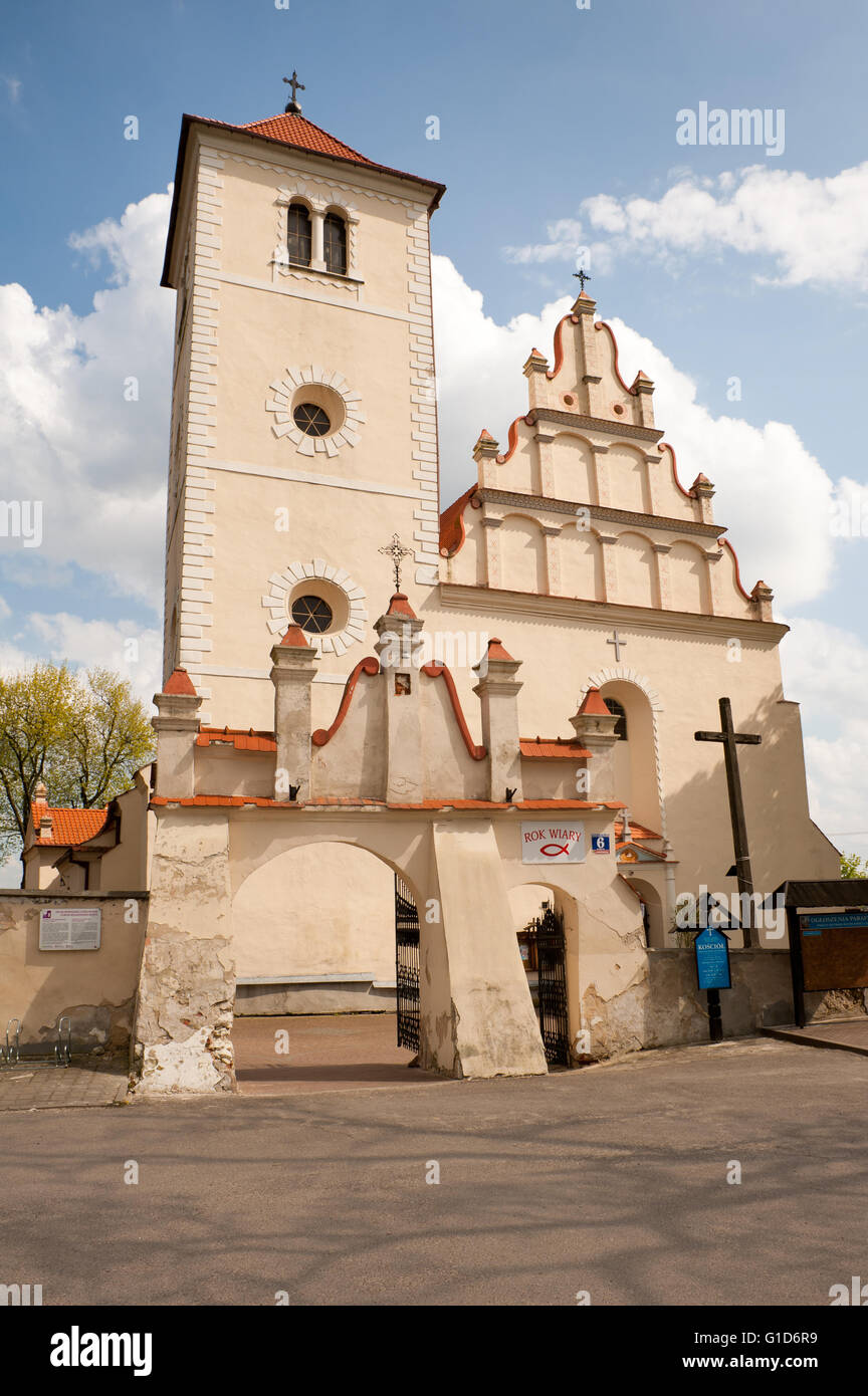 Kirche von außen in Janowiec Dorf, Polen, Europa, Front Parafia PW. SW. Stanislawa ich SW. Malgorzaty am Rynek 6 Street. Stockfoto