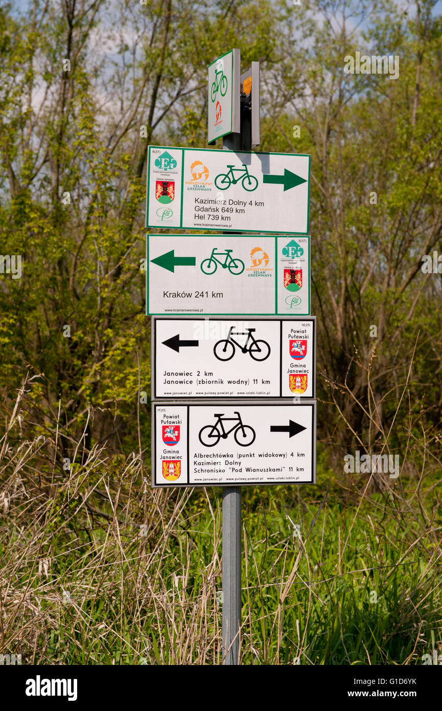 Cycleway Kurs Schild, Informationen zeigen Richtungen Kazimierz Dolny, Janowiec, Krakau, Gdansk, Hel in Polen. Stockfoto