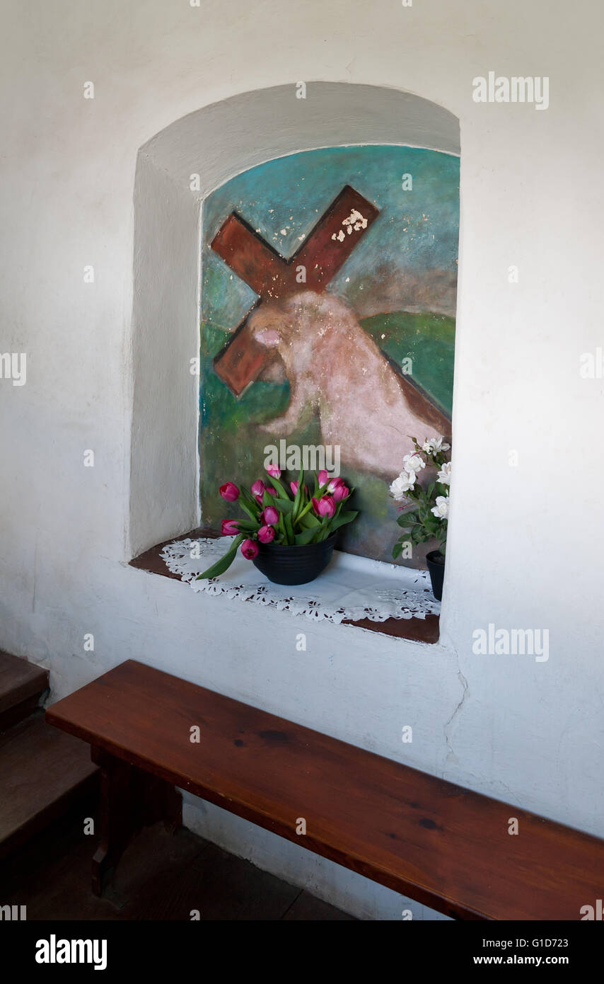 Jesus fallen nach unten mit Kreuz auf dem Rücken, Malerei in der Nische an der Wand in den überdachten Treppe Weg führt zur Franziskanerkirche. Stockfoto