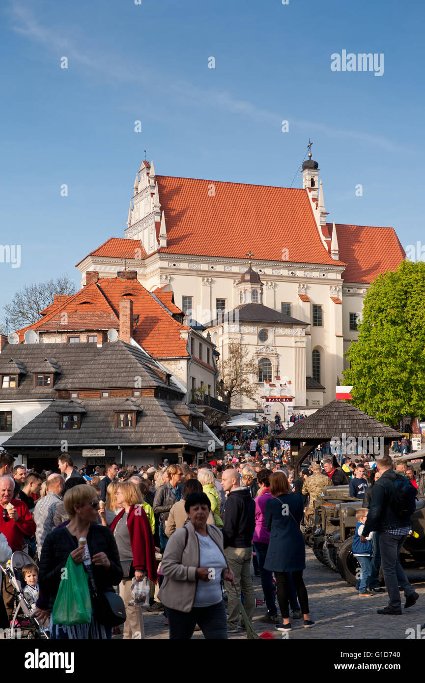 Besucher am Marktplatz in Kazimierz Dolny, Polen, Europa, Pfarrkirche Gebäudehülle, Blick vom Marktplatz entfernt. Stockfoto