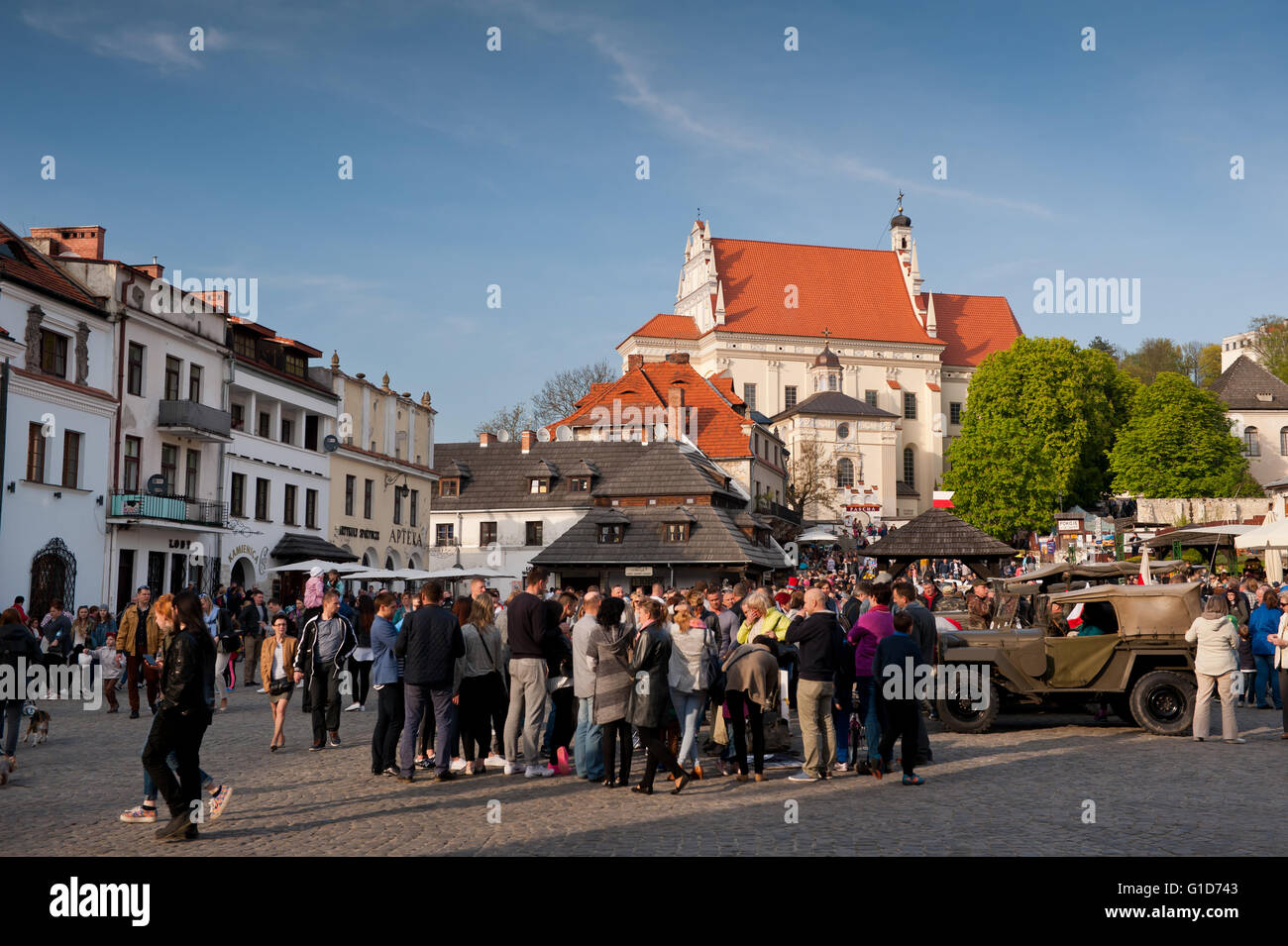Überfüllten Marktplatz in Kazimierz Dolny, Polen, Europa, Pfarrkirche Gebäudehülle, Blick vom alten Marktplatz. Stockfoto