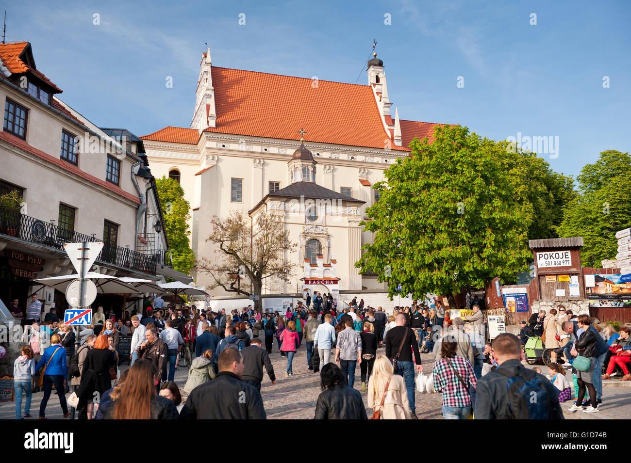 Pfarrkirche Ansicht vom Marktplatz in Kazimierz Dolny, Polen, Europa, malerische Gebäude Fassade der Pfarrkirche. Stockfoto