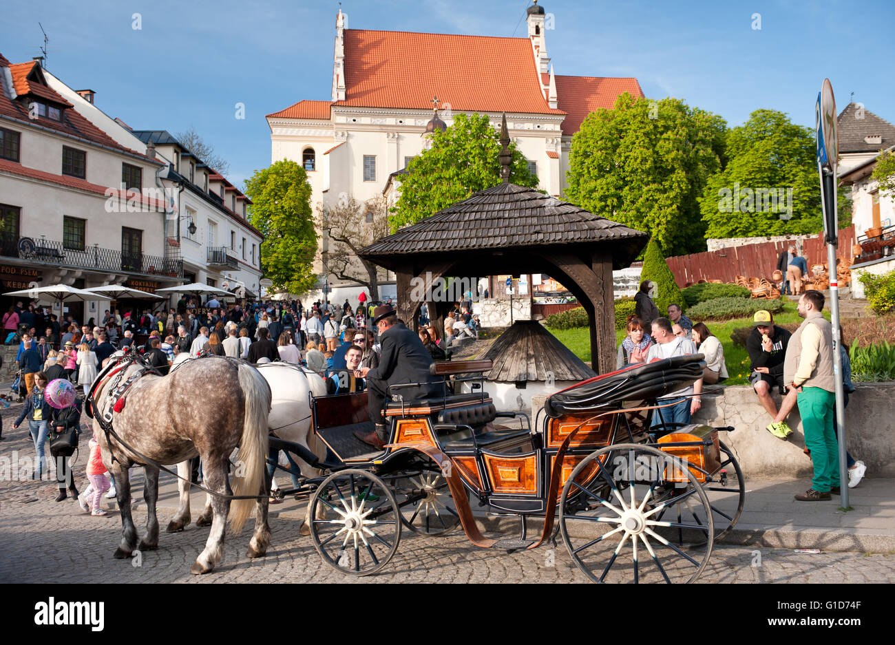 Pferdekutsche Kutsche am Marktplatz in Kazimierz Dolny, Polen, Europa, fern der Pfarrkirche Gebäudehülle sightseeing. Stockfoto
