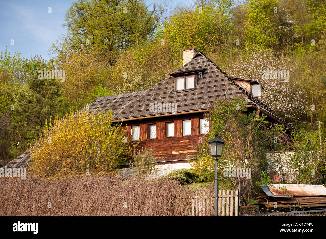 Holzhaus Holz geflieste Dach in Kazimierz Dolny, Polen, Europa, Krzywe Kolo Street, Privateigentum zu Hause Gebäudehülle. Stockfoto