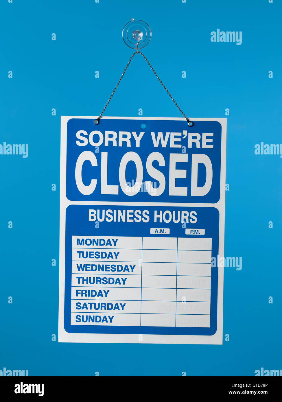 leere Ladenschild geschlossen hängen auf blauem Hintergrund Stockfoto