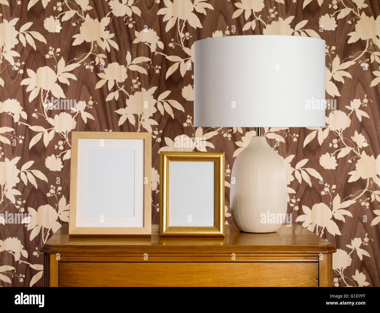 Lampenschirm auf Sideboard mit leeren Bilderrahmen Stockfoto