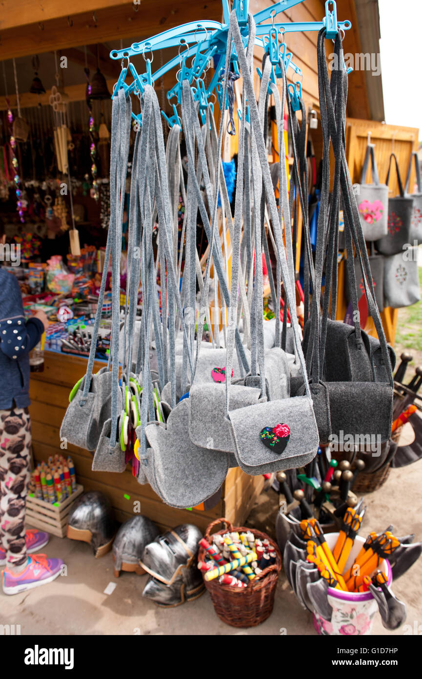 Souvenirs und Filz Taschen im Basar in Kazimierz Dolny, Polen, Europa, böhmische touristischen Reiseziel, Sehenswürdigkeiten. Stockfoto