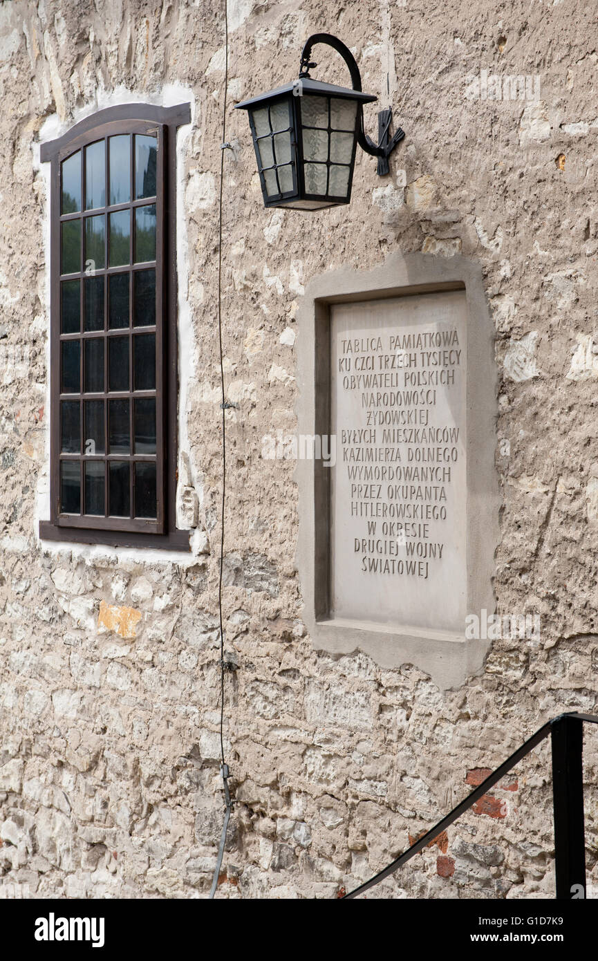 Juden-pogrom Gedenktafel eingelassen auf Synagoge Wand, Gedenken Tablet in Kalkstein Gebäude außen in der Nähe von Maly Rynek Stockfoto