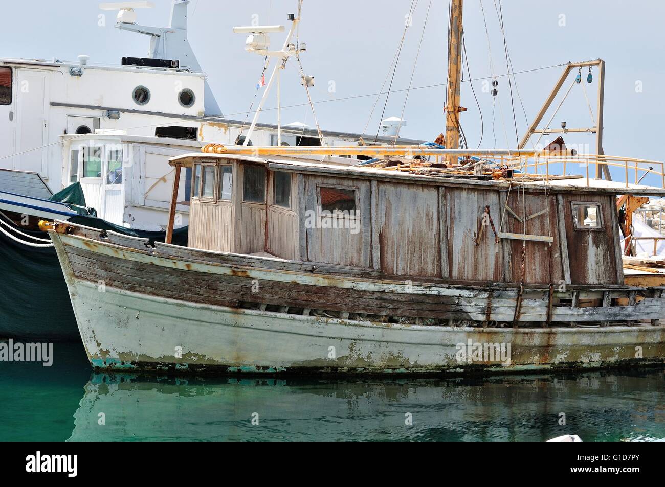 Alte verlassene hölzerne Angeln Schiff am Hafen Stockfoto