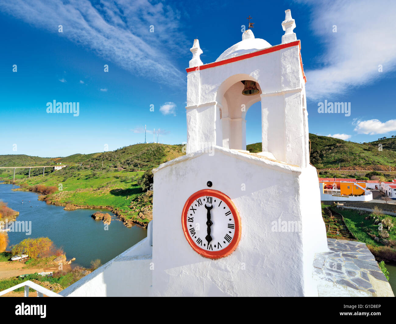 Portugal, Alentejo: Mittelalterliche Uhrturm und Blick auf den Fluss Guadiana in Mértola Stockfoto