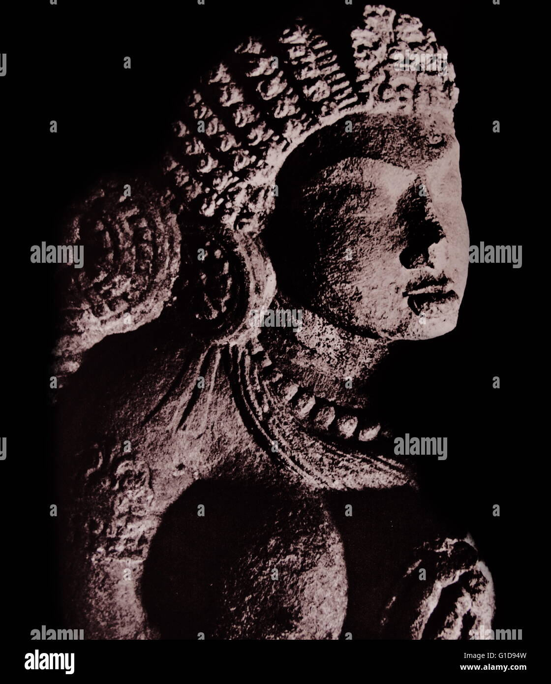 Detail der ein Steinrelief zeigt eine buddhistische Frau im Gebet; aus der Höhle buddhistischen Tempel III in Aurangabad, Indien 6. Jahrhundert Stockfoto