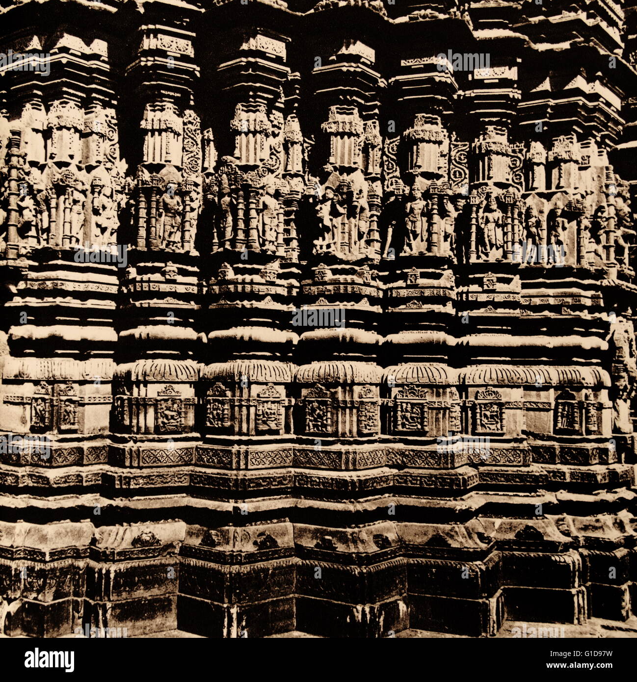 Neelkantheshwar ist eine berühmte Hindu Tempel für Lord Shiva in die grüne bergige Region im Norden Indiens. Markante Tempel des Gottes Shiva im Mittelalter erbaut und renoviert im modernen Epoche von Maharaja Jivaji Rao Scindia AD 1929 in Udaipur, Bezirk, Vidisha, Madhya Pradesh Stockfoto