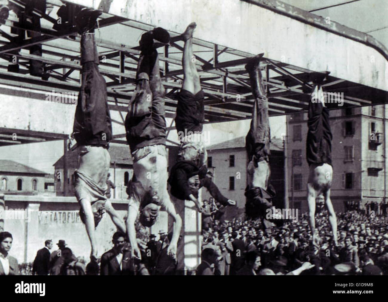 Der Tod von Benito Mussolini, italienischer faschistischer Diktator. Körper von Mussolini (zweiter von links) Neben Clara Petacci (Mitte) und andere Faschisten, in Piazzale Loreto, Mailand, April 1945 hingerichtet Stockfoto