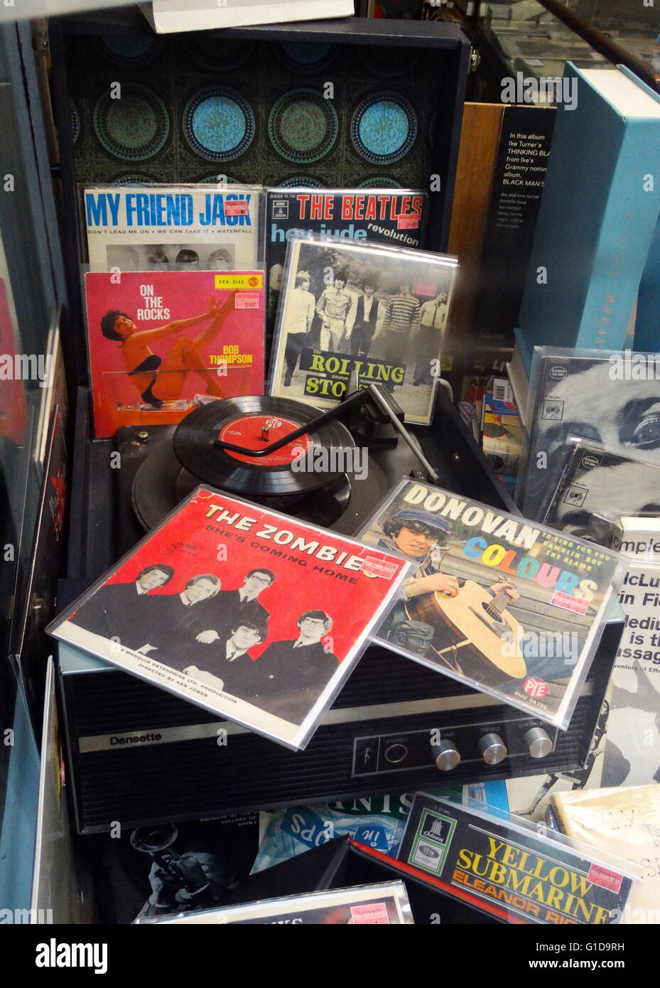Dansette Plattenspieler ca. 1968 mit Vinyl-Schallplatten in den Ärmeln aus den sechziger Jahren pop Musik Ohr; Beatles; Donovan und Rolling Stones Records können gesehen werden Stockfoto