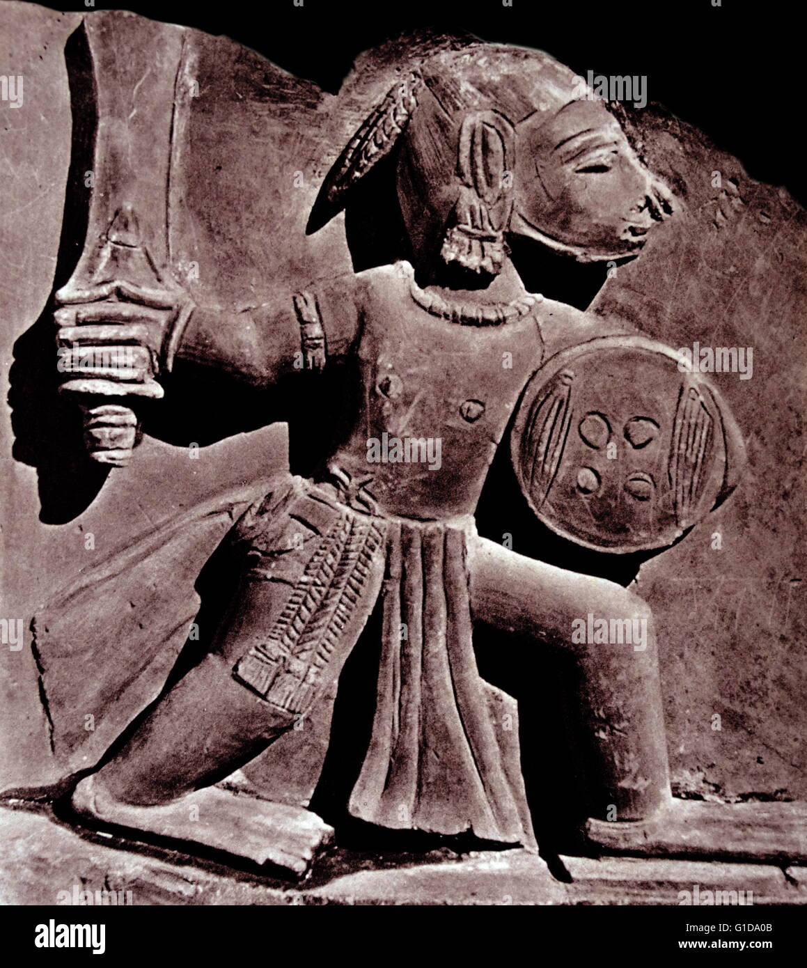 Indische Kunst: ein Krieger abgebildet in einem Relief am Denkmal Gond; Madhya Pradesh, Indien. 12. Jahrhundert n. Chr. Stockfoto