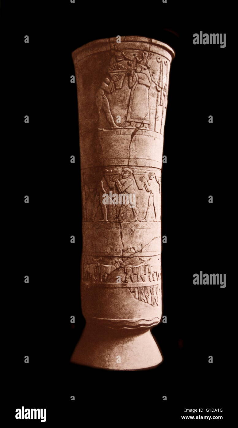 Warka Vase ist ein geschnitztes Alabaster Stein Schiff gefunden in der Tempelanlage von der sumerischen Göttin Inanna in den Ruinen der antiken Stadt Uruk, befindet sich in der modernen Al Muthanna Governorate, im Süden des Irak. Wie der Uruk-Trog und der Narmer-Palette aus Ägypten ist es eines der frühesten erhaltenen Werke der narrativen Reliefskulptur, bis ca. 3200 – 3000 v. Chr. datiert. Stockfoto