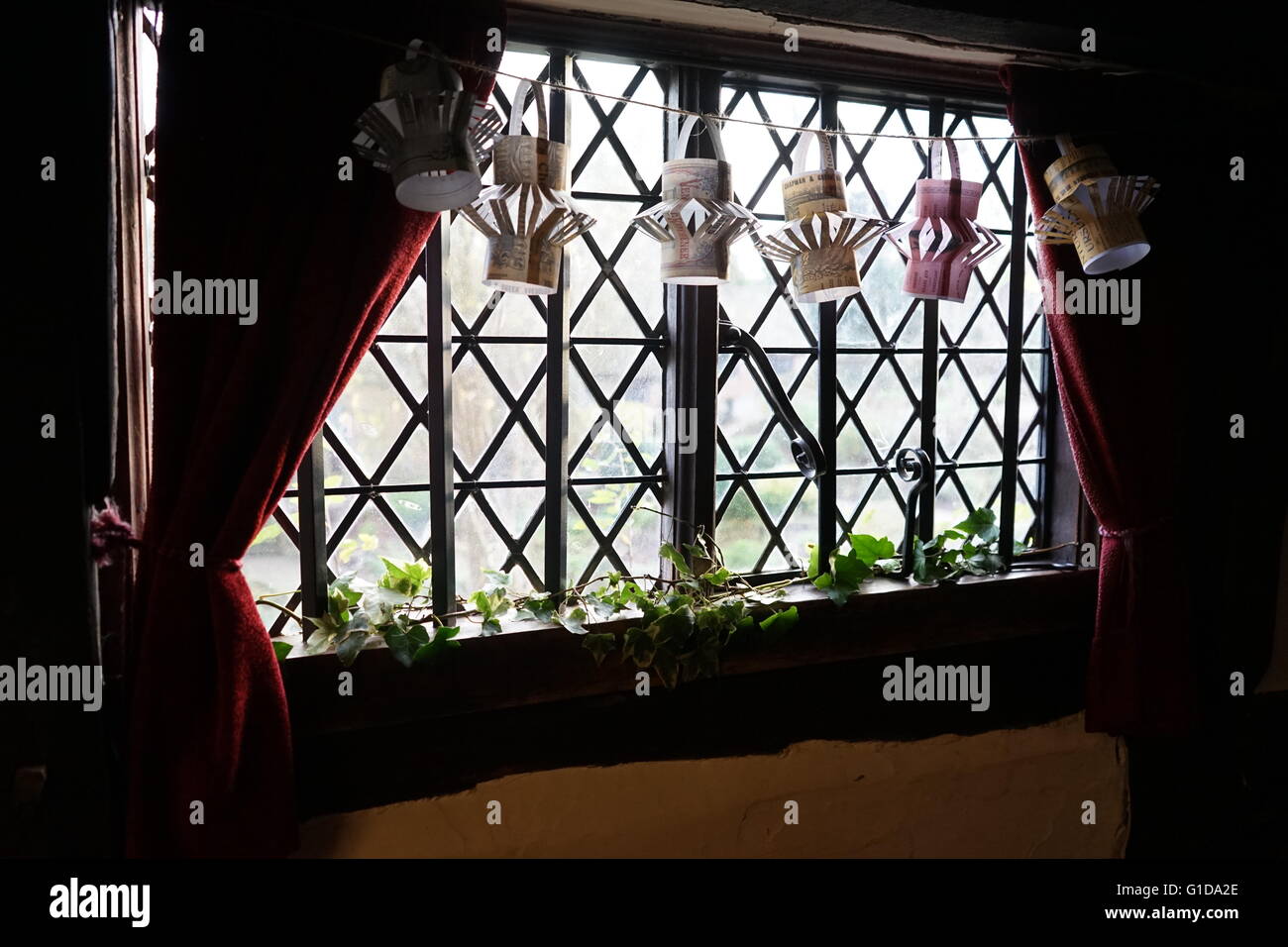 Fenster in Anne Hathaways Hütte, wo Anne Hathaway, die Ehefrau von William Shakespeare, als Kind lebte führte. -Upon-Avon, England. Der älteste Teil des Hauses wurde vor dem 15. Jahrhundert errichtet; das obere Teil ist 17. Jahrhundert Stockfoto