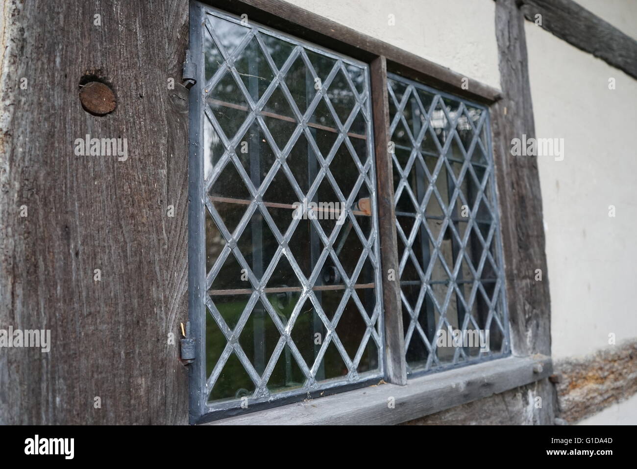 Fenster in Anne Hathaways Hütte, Anne Hathaway, die Ehefrau von William Shakespeare, als Kind lebte verbleit. -Upon-Avon, England. Der älteste Teil des Hauses wurde vor dem 15. Jahrhundert errichtet; das obere Teil ist 17. Jahrhundert Stockfoto