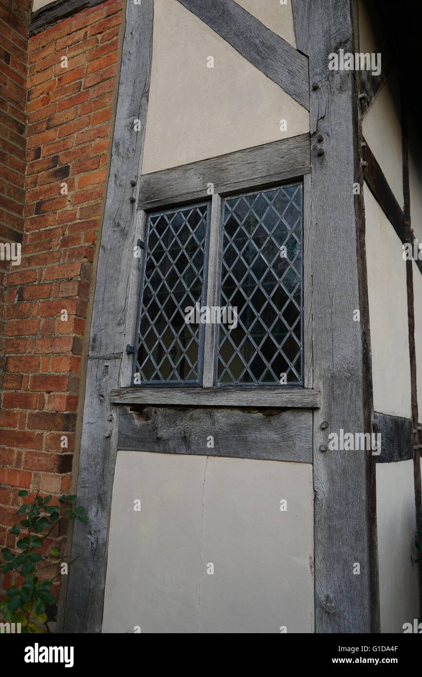Fenster in Anne Hathaways Hütte, Anne Hathaway, die Ehefrau von William Shakespeare, als Kind lebte verbleit. -Upon-Avon, England. Der älteste Teil des Hauses wurde vor dem 15. Jahrhundert errichtet; das obere Teil ist 17. Jahrhundert Stockfoto