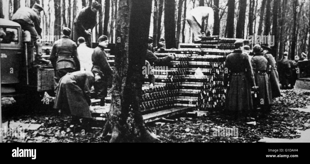 Deutsche Armee entladen Lieferungen während der Invasion von Polen im zweiten Weltkrieg. 1939 Stockfoto