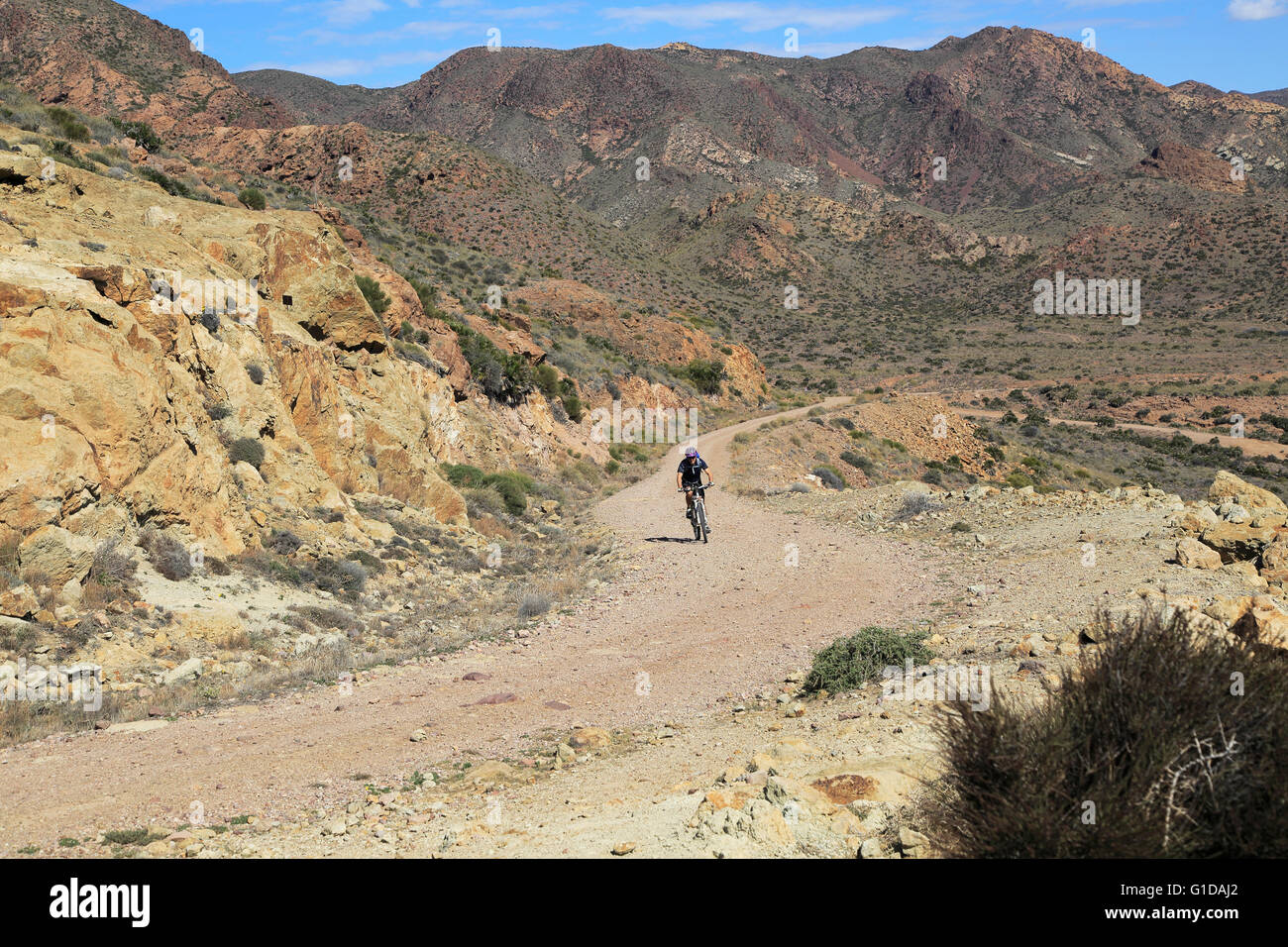 Person Radfahren im Nationalpark Cabo de Gata, Mónsul, in der Nähe von San José, Almeria, Spanien Stockfoto