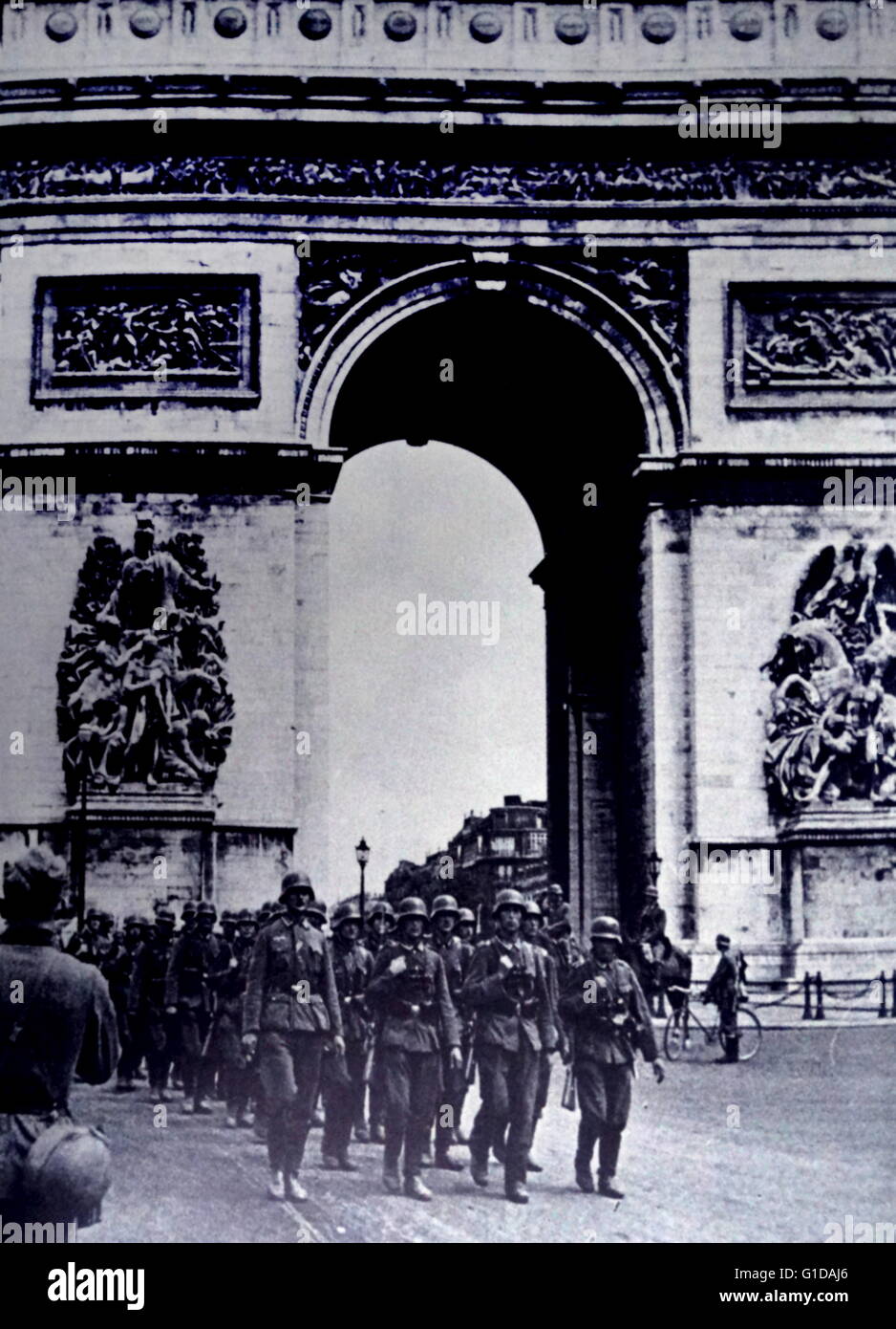 Deutsche Armee Marschiert Durch Den Arc De Triomphe Paris W hrend Der deutsche-armee-marschiert-durch-den-arc-de-triomphe-paris-w-hrend-der