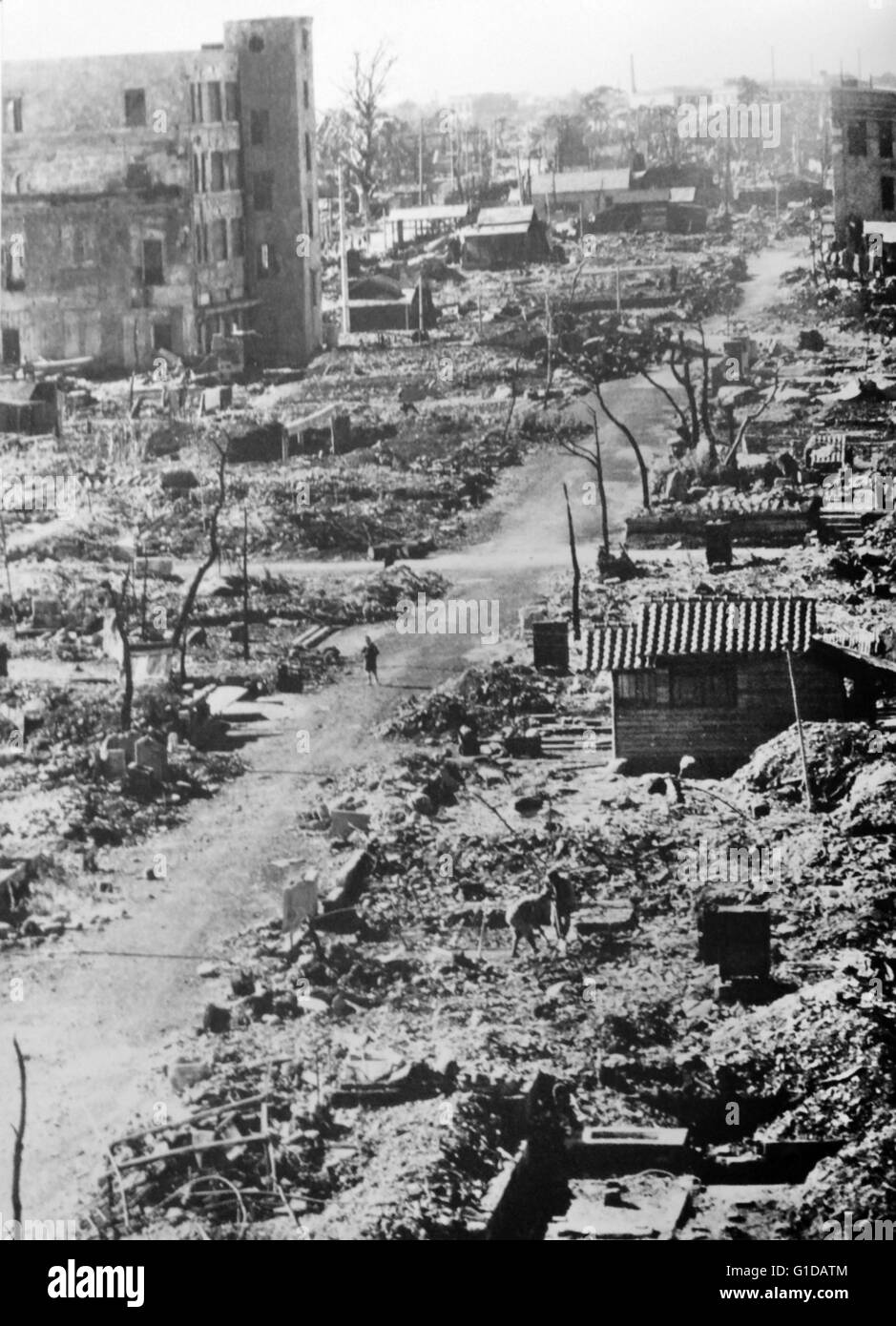 Die Ruinen von Tokio nach der alliierten Bombardierung während der Nächte des 9. und 10. März 1945. Während der Luftangriffe gestartet 279 Flugzeuge 1665 Tonnen Brandbomben Geschosse auf die Stadt. Stockfoto