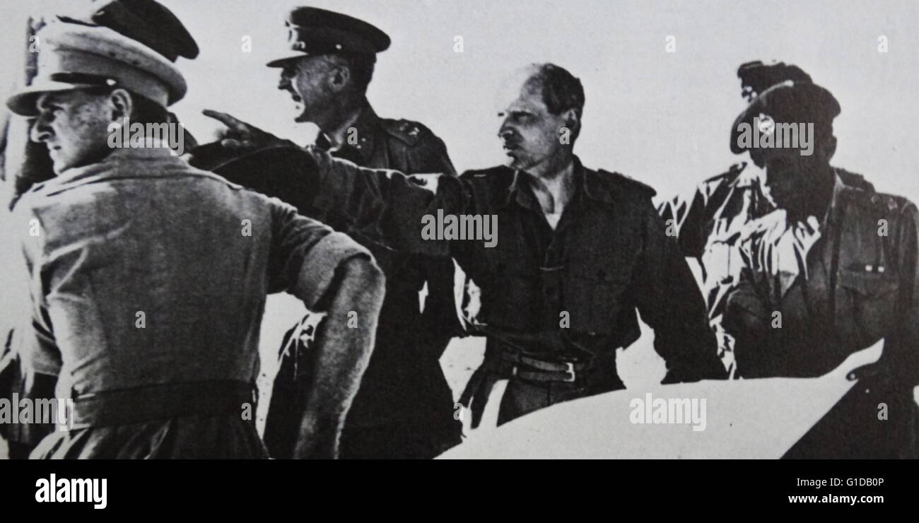 General Montgomery und sein Team untersuchen die Situation in der Alamein. Stockfoto