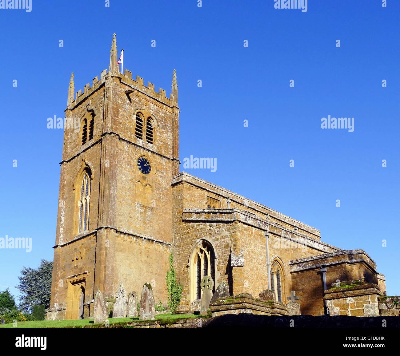 Alle Heiligen der Kirche von England, Pfarrkirche, Wroxton Oxfordshire, England. Die Kirche stammt bis ins 14. Jahrhundert mit Ergänzungen und Renovierungen einschließlich Glasfenster und Turm im 18. und 19. Jahrhundert. Stockfoto