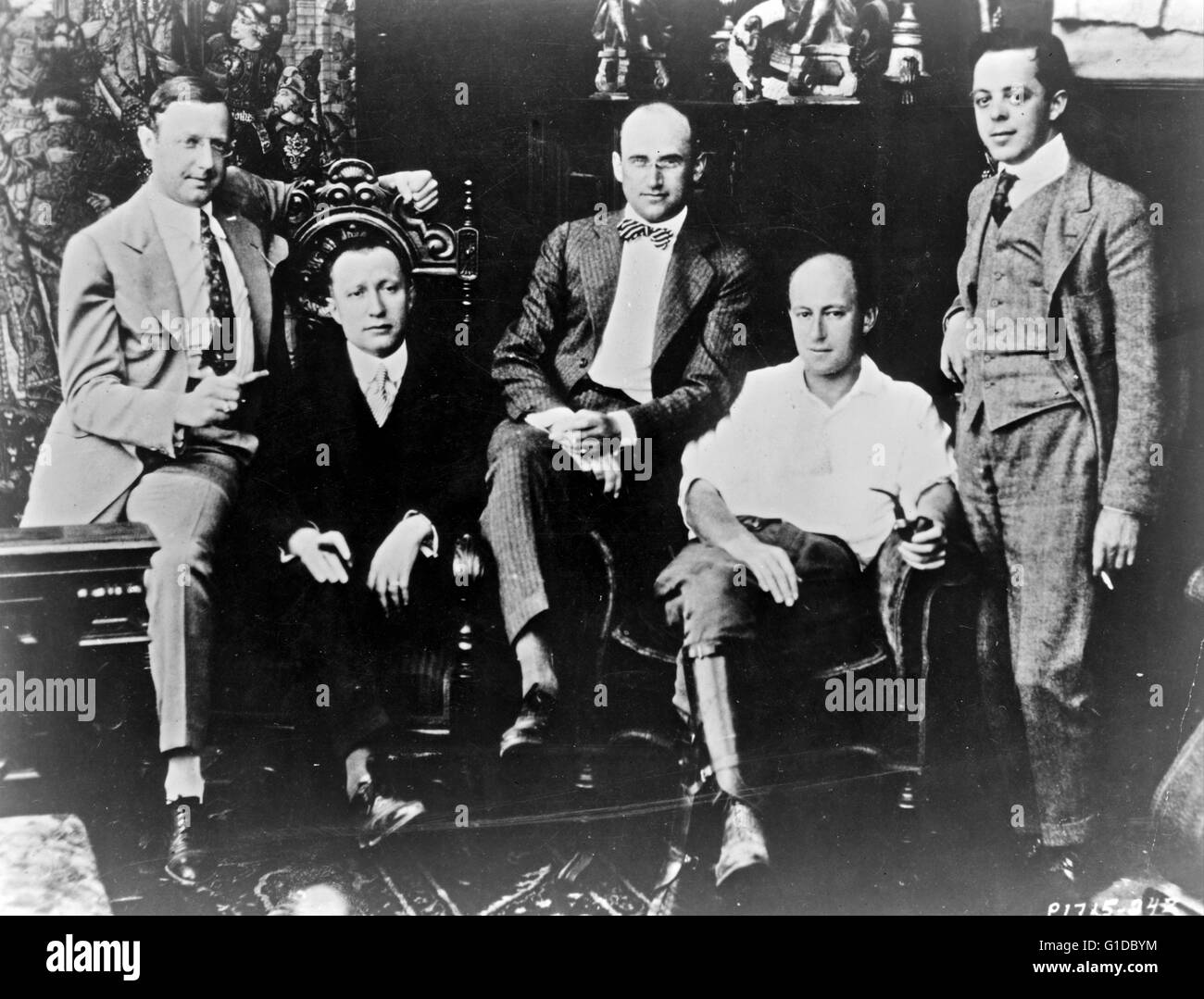 Mitglieder der berühmten Spieler-Lasky Corporation: von links nach rechts: Jesse L. Lasky, Adolph Zukor, Samuel Goldwyn, Cecil B. DeMlle und Al Kaufman. 1916. berühmte Spieler-Lasky Corporation Stockfoto