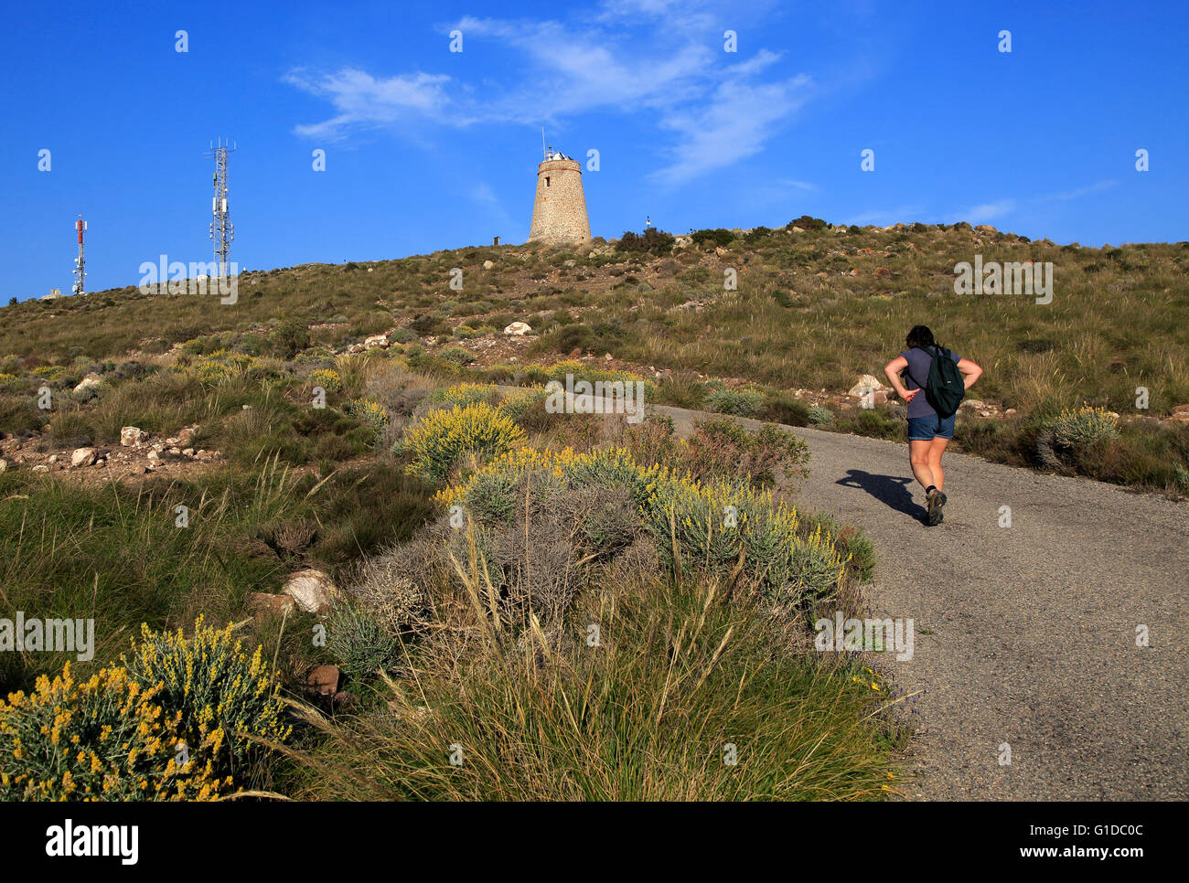 Frau zu Fuß Torre Vigia de Los Lobos Rodalquilar, Naturpark Cabo de Gata, Almeria, Spanien Stockfoto