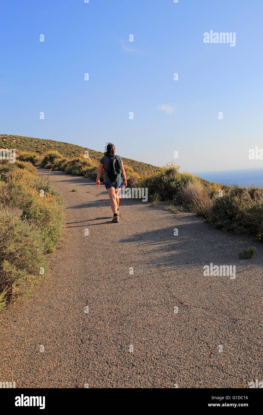 Frau zu Fuß Rodalquilar, Naturpark Cabo de Gata, Almeria, Spanien Stockfoto