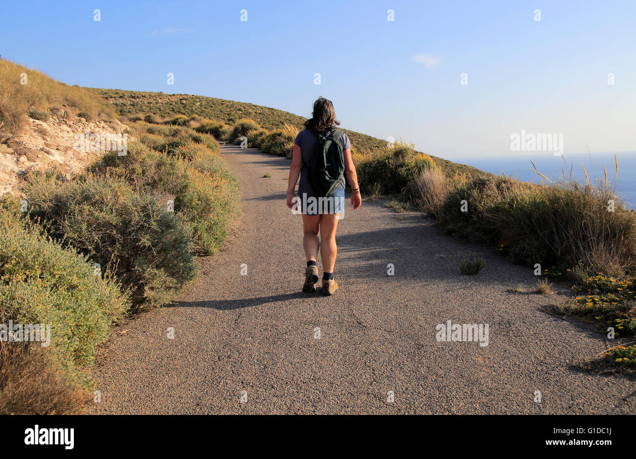 Frau zu Fuß Rodalquilar, Naturpark Cabo de Gata, Almeria, Spanien Stockfoto